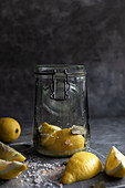 Zitronen mit Salz im Weckglas