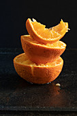 Ausgepresste Orangen, gestapelt