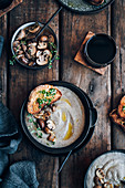 Pilzsuppe mit marinierten Pilzen, Knoblauch und Kräutertoasties