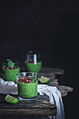 Grüner Spinat-Limetten-Smoothie mit Granatapfelkernen