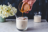 Kaffeemischung für Iced Coffee Latte in die Milch geben