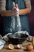 Biskuitkuchen zubereiten (Mehl in Schüssel schütten)