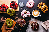Süße Donuts mit verschiedenen Toppings und Cappuccino