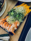 Vorspeisenplatte mit Shrimps, Mango und Sprossen
