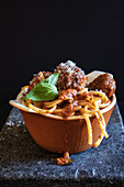 Spaghetti mit Fleischbällchen und Basilikum