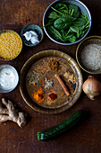 Zutaten für Dal mit Spinat, Kokosöl, Zucchini und Ingwer (Indien)