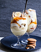 Bananenpudding mit Cookies und Karamellsauce im Glas