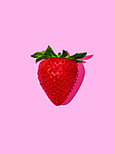 Eine Erdbeere vor pinkfarbenem Hintergrund