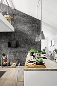 Offene Küche im modernen Wohnraum mit Galerie
