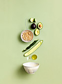 Zutaten für Avocado-Kichererbsen-Salat über Schüssel