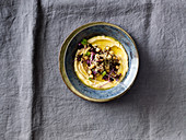 Veganer Quinoa-Kichererbsen-Salat mit Hummus