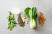 Kalziumhaltige Lebensmittel - Pak Choi, Mandeln, Edamame, Hülsenfrüchte