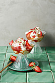 Milchreis-Mousse mit Erdbeeren und Rhabarber