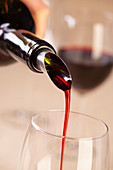 Rotwein mit Weinausgießer tropffrei einschenken