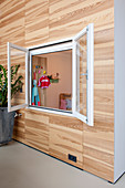 Raum im Raum mit offenem Innenfenster zum Kinderzimmer