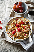 Frühstückstablett mit Porridge, Obst und Kaffee