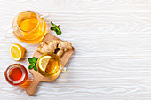 Ingwertee mit Zitrone, Honig und Minze gegen Erkältungskrankheiten