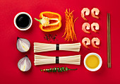 Zutaten für asiatisches Nudelgericht mit Sobanudeln, Gemüse und Garnelen