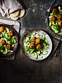 Gurken-Kefir-Salat mit Kräutern und Falafel