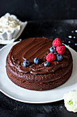 Schokoladenkuchen mit Ganache und frischen Beeren