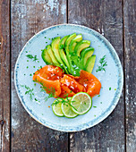 Salmon with avocado, limes and dill