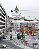 Blick auf die alte Markthalle und auf den Dom von Helsinki, Finnland