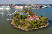 Insel mit dem Restaurant Saaristo im Vordergrund, im Hintergrund Altstadt von Helsinki, Finnland