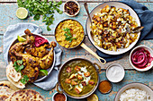 Indisches Menü mit Paneer, Dal, Biryani und Tikka-Tandoorihuhn
