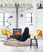 Outdoor-Sitzmöbel in Schwarz und Gelb vor Kamin im Wohnzimmer