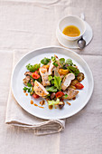 Salat mit marinierten Steinpilzen, Maispoularde und Vinaigrette