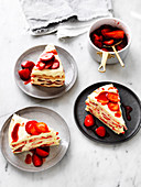 Stücke von Erdbeer-Sahne Shortcake-Torte