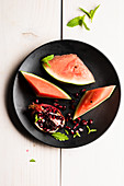 Geschnittene Wassermelone und Granatapfel