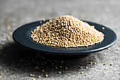 Ein Haufen Quinoa auf Teller