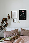 Feminines Schlafzimmer mit botanischen Bildern