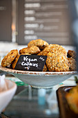 Vegane Cookies in Schüssel auf Verkaufstheke
