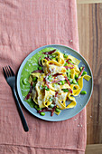 Tagliatelle mit Fave, lombardischer Salami und Pecorino (Italien)