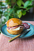 Milchbrötchen mit lombardischer Salami, Trüffel und Montebore (Italien)