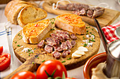 Secallona (Hartwurst aus Katalonien, Spanien) mit Pa Amb Tomaquet (Tomatenbrot)