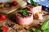 Strawberry and yogurt mousse with chocolate