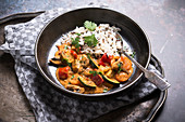 Kokos-Tomaten-Curry mit Gemüse und Tofu, dazu Reis-Wildreis-Mischung