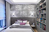 Kleines, klassisches Schlafzimmer in Grau mit Regalwand