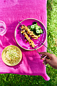 Gegrillte Halloumi-Spieße mit Gurken-Wakame-Salat und Ingwer-Kraut-Salat