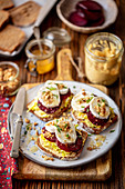 Bread with hummus, beetroot and goat s'cheese