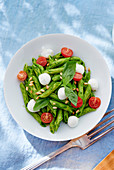 Penne with pesto, tomatoes and mozzarella