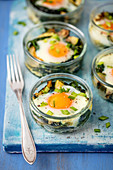 Baked Eggs mit Spinat und Zucchini