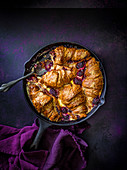 Bread And Butter Pudding mit Croissants und Brombeeren