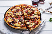 Pizza mit Ratatouille und veganem Käse überbacken