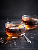 Zwei Tassen Tee vor dunklem Hintergrund