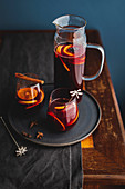 Warme Rooibos-Sangria mit Grapefruit in Krug und Gläsern