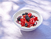 Joghurt mit roten Beeren